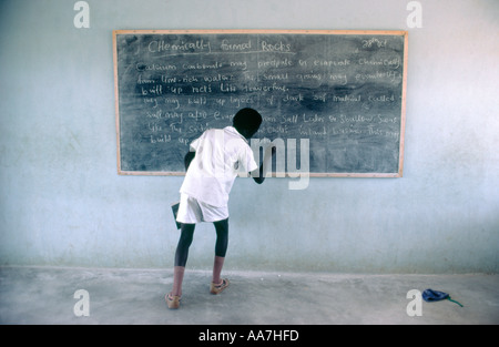 L'écriture d'écolier nigérian sur tableau noir craie en classe pendant la leçon de géologie. Nigéria Banque D'Images