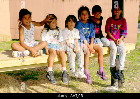 Les enfants de la tribu Miccosukee Native American Indian dans leur patrie avec réservation gratuite dans le comté de Dade, Everglades de Floride, USA Banque D'Images