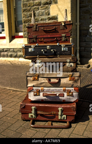 Sept morceaux de vieux bagages empilés sur un chariot Banque D'Images