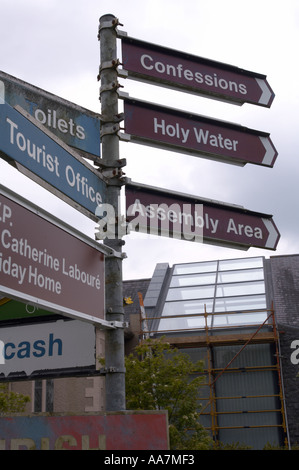 Poteaux de signalisation à Knock Shrine, dans le comté de Mayo Irlande Banque D'Images