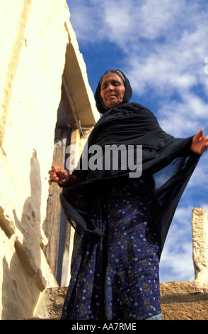 Femme âgée escalier descendant, fort de Jaisalmer, Rajasthan, Inde du Nord Banque D'Images