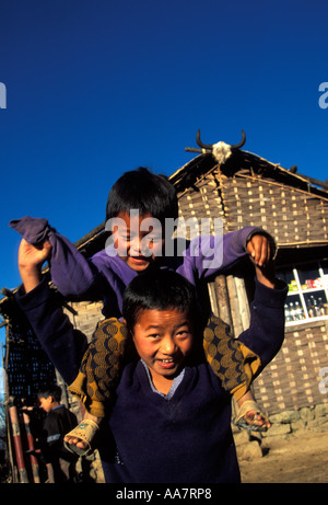 Boy tibétain portant un frère plus jeune sur les épaules, Auberge de six - bonheur, Environs de Darjeeling, Bengale occidental, Inde Banque D'Images
