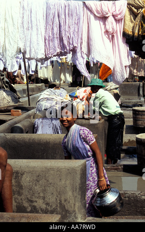 Jeune femme indienne dhobi transportant une bouteille d'eau à la municipalité de Dhobi Ghats, Mumbai, Inde du Sud Banque D'Images