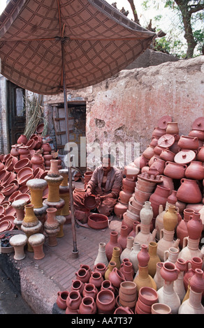 Sélection de poterie fait main en vente dans le marché de la rue Poterie Egypte Louxor vendeur de vendre sa marchandise à la main Banque D'Images