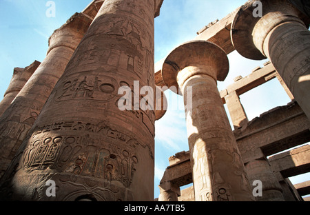 Dans les anciennes colonnes massives salle hypostyle du Temple de Karnak Louxor près de la Haute Égypte Banque D'Images