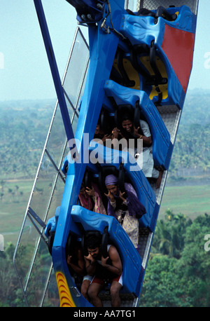 Des femelles musulmanes en bateau volant au parc d'attractions Veega Land, Kochi, Kerala, Inde du Sud Banque D'Images