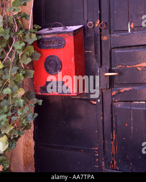 Grèce / Îles du Dodécanèse / Rhodes Vieille Ville une boîte aux lettres sur une porte rouge Banque D'Images