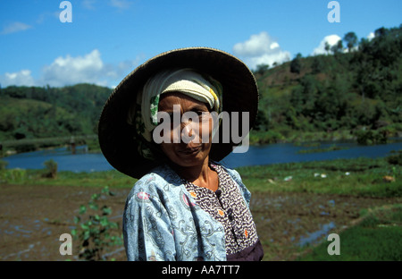 Woman posing in front of lake, Kerinci, Sumatra, Indonésie Banque D'Images