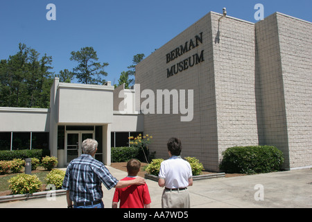 Alabama Anniston, Berman Musée d'Histoire du monde, grands-parents, petit-fils, entrée, devant, les visiteurs voyage visite touristique sites touristiques Banque D'Images