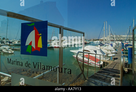 Les yachts et les petits bateaux amarrés dans la marina de Vilamoura Algarve Portugal complexe eu Europe Banque D'Images