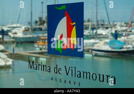 Les yachts et les petits bateaux amarrés dans la marina de Vilamoura Algarve Portugal complexe eu Europe Banque D'Images