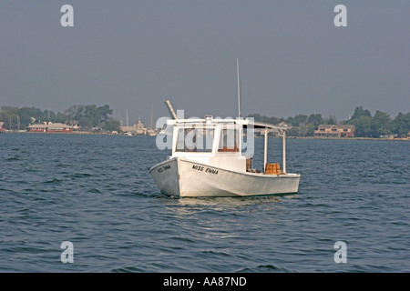 Bateau de la baie de Chesapeake Mlle Emma trotlining pour les crabes Banque D'Images