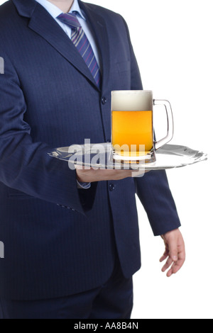 Waiter holding a silver tray avec un verre de bière Banque D'Images