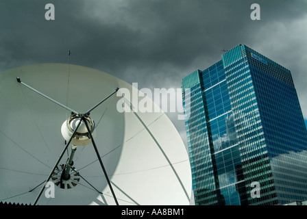 BARCLAYS BANK BUILDING REFLÉTANT LES NUAGES ET LE CIEL, sur l'Isle of Dogs Canary Wharf Londres Angleterre, avec la parabole en face Banque D'Images