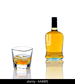 Bouteille de whisky et un verre de whisky Banque D'Images