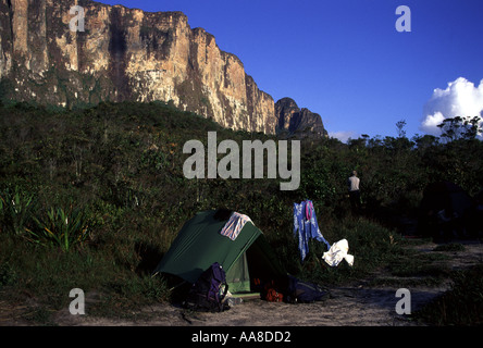 VENEZUELA 2002 UN GROUPE DE TREKKEURS RESTE AU CAMP DE BASE PENDANT L'APPROCHE VERS LE HAUT DE LA TABLE MOUNTAIN RORAIMA Banque D'Images