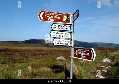 Panneau routier dans la région des montagnes du sud de l'Wickow eu Europe Irlande Banque D'Images