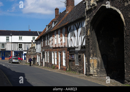 Abbey gate et scène de rue à peu de Walsingham, Norfolk, Angleterre Banque D'Images