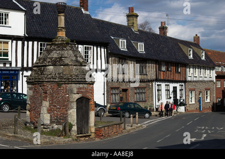 Station de pompage et un scène de rue à peu de Walsingham, Norfolk, Angleterre Banque D'Images