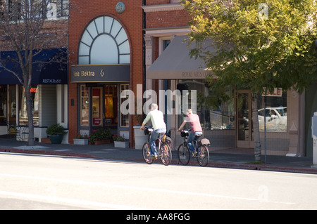 Les cyclistes au-delà de la tournée des magasins sur la rue Main à Sausalito, Californie Banque D'Images