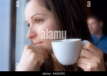 Jeune fille ayant un café Banque D'Images