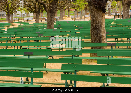 Des bancs de parc vide dans le golden gate park band zone shell en attente d'une audience Banque D'Images