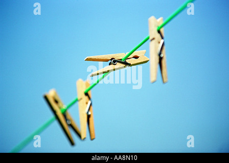 Des pinces à linge sur un étendoir Banque D'Images