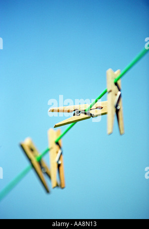 Des pinces à linge sur un étendoir Banque D'Images