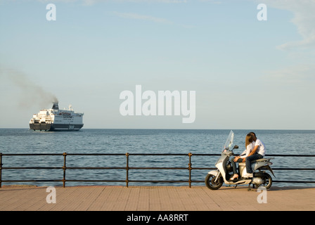 Jeune couple regardant un ferry port en début de soirée, Palerme, Sicile, Italie Banque D'Images