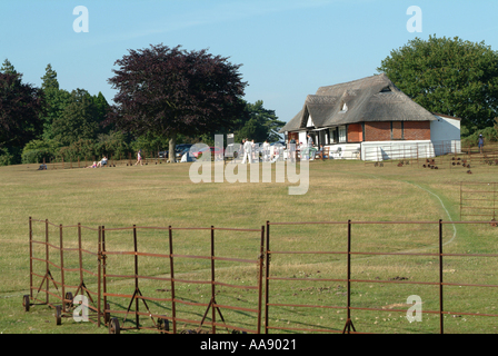 Joueurs de Cricket Pavilion et de Lyndhurst Club Hampshire Angleterre Royaume-Uni UK Banque D'Images