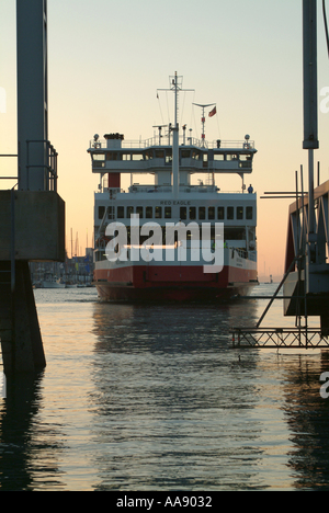 Ligne rouge ferry Red Funnel Dock Approches Eagle à Cowes Île de Wight Hampshire Angleterre Royaume-Uni UK Banque D'Images