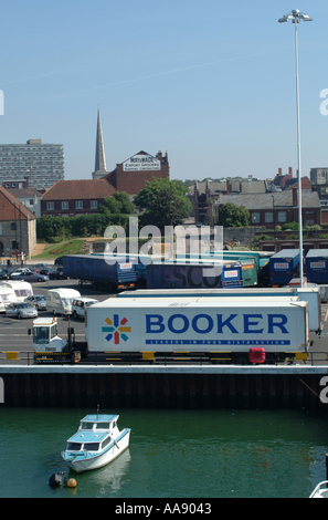 Véhicules n'attendent à bord du traversier de l'île de Wight dans le Solent à Southampton Hampshire Angleterre Royaume-Uni UK Banque D'Images