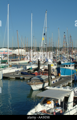 Admirals Cup Bateaux en bassin nord à Cowes Île de Wight Hampshire Angleterre Royaume-Uni UK Banque D'Images