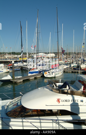 Admirals Cup bateaux et yacht de luxe en Amérique du bassin à Cowes, île de Wight Hampshire Angleterre Royaume-Uni UK Banque D'Images