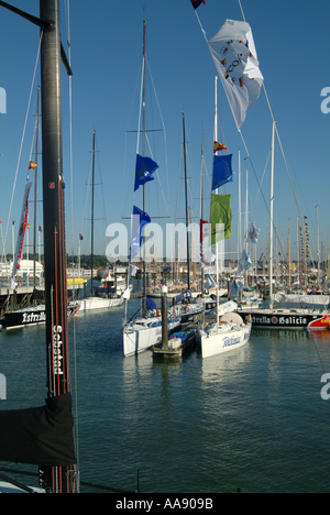 Admirals Cup Bateaux en bassin nord à Cowes Île de Wight Hampshire Angleterre Royaume-Uni UK Banque D'Images