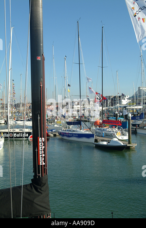 Admirals Cup Bateaux en bassin nord à Cowes Île de Wight Hampshire Angleterre Royaume-Uni UK Banque D'Images