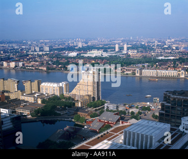 La vue depuis 1 Canada Square, Canary Wharf en 2003, en regardant vers le sud-ouest en traversant Heron Quays et la Tamise jusqu'à Canada Water et Rotherhithe Banque D'Images