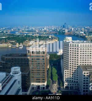 La vue depuis 1 Canada Square, Canary Wharf en 2003, en regardant vers l'ouest le long de la Tamise vers Canada Water, Rotherhithe et la ville de Londres Banque D'Images