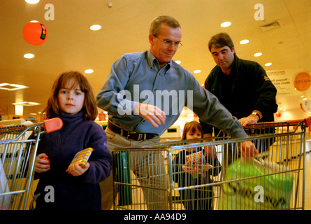 Famille hebdomadaire aller faire du shopping dans un supermarché. Banque D'Images