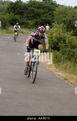 Kieron Mills dans la montagne 24hr 2003 Défi cycle Mayhem Banque D'Images