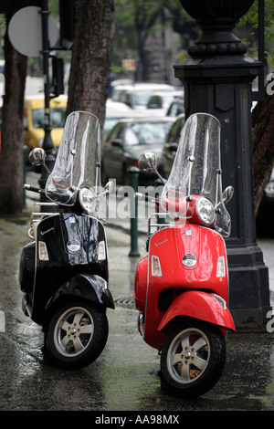 Deux Lambrettas stationnée sur Andrassy Ut (rue) à Budapest, Hongrie Banque D'Images