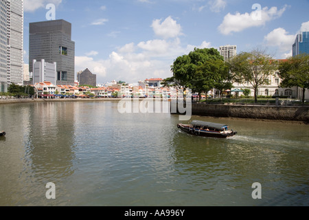 L'Asie de Singapour à la mai le long de la rivière Singapour à la bâtiments restaurés de Boat Quay Banque D'Images