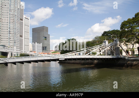 Asie Singapour peut à l'ensemble de la rivière Singapour à partir de la rive à Boat Quay vers Pont Cavenagh Banque D'Images