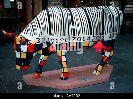 L'art de la ville d'un code à barres d'une vache dans les rues de Bruxelles Belgique Banque D'Images