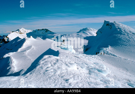 Grimpeur solitaire au sommet d'une montagne Mt Ruapehu en hiver sur l'Île du Nord Nouvelle-zélande Banque D'Images