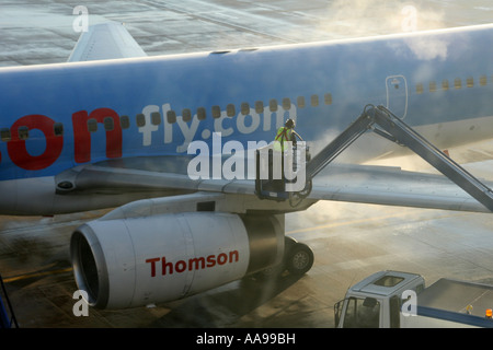 De dégivrage homme Thomson Fly Boeing 757 à l'aéroport de Luton Banque D'Images