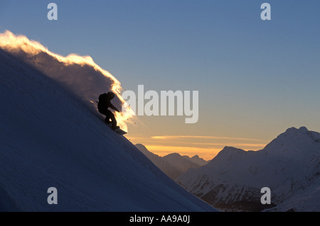 Jealouise Victoria snowboarder découpage sur une pente raide non suivies dans la soirée dans la région de la Suisse St Moritz Banque D'Images