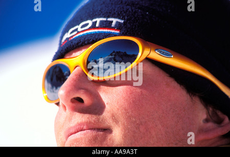 Close up de skieurs avec plan d'Envers du domaine de la Vallée Blanche Chamonix reflète dans ses lunettes Banque D'Images