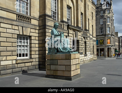 Statue de David Hume, philosophe écossais à l'extérieur de la Haute Cour à Édimbourg Banque D'Images