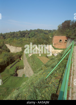 Vue vers le bas sur les différents niveaux de fortification, forteresse klodzko, klodzko, Silésie, Pologne. Banque D'Images